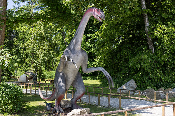 74. Therizinosaurus